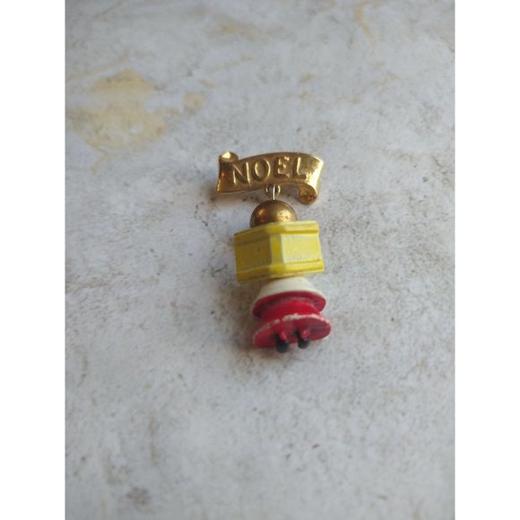 Vintage Noel Christmas Caroler Dangle Pin Cute - Picture 3 of 5